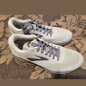 Brooks Womens Revel 3 size 10.5, worn just for 2 w